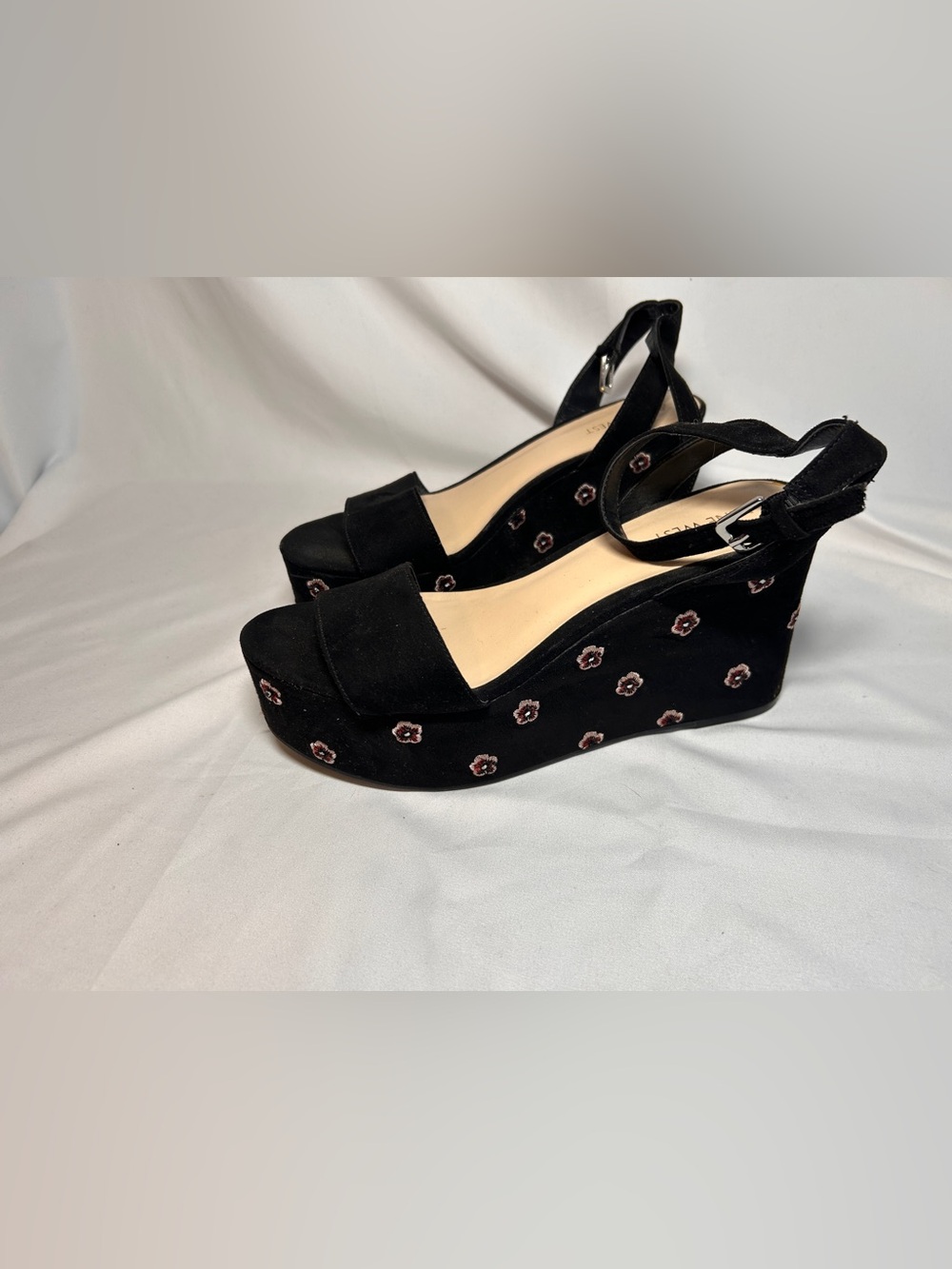 Nine West Size 7.5M Black Floral Embroidered Platform Wedge Sandals Ankle Strap